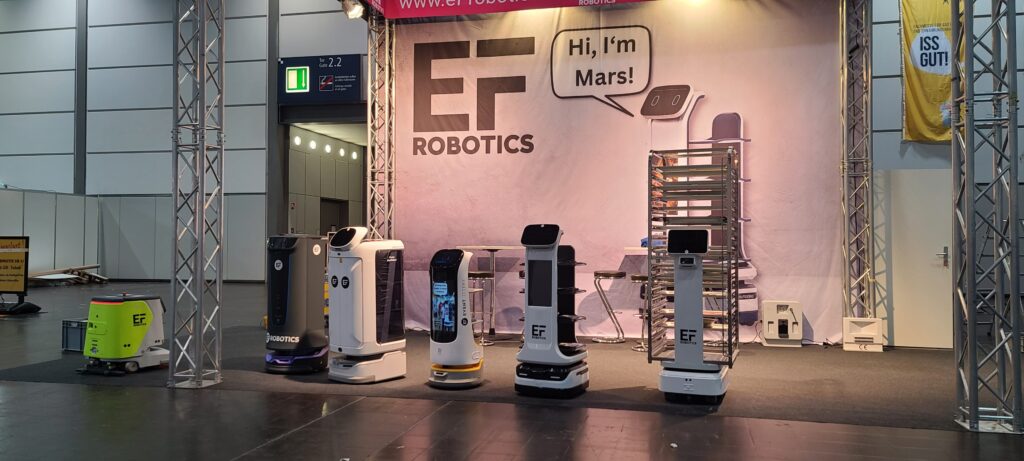 Aud diesem Foto sieht man 5 unserer Roboter nebeneinander stehen. Mars und Ketty Maximieren die Werbemöglichkeiten mit ihren Werbebildschirmen.